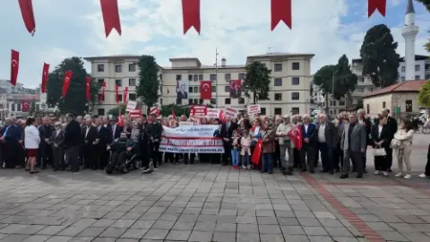 Ünye’de Cumhuriyet’in 103. Yılı İçin Alternatif Çelenk Töreni