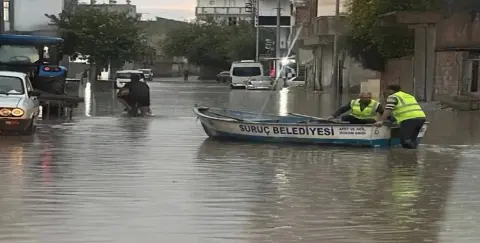 Şanlıurfa Suruç’ta Yağmur Sokakları Göle Çevirdi! Dikili Mahallesi’nde Tepki Çeken Görüntüler