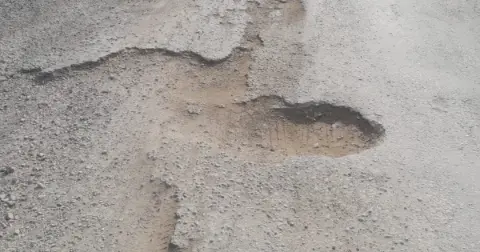 Yalova’daki derin çukurlar sürücülerin kabusu oldu!