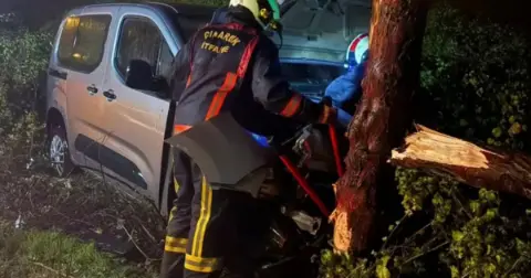 Yalova’da feci kaza! Kontrolden çıkan araç ağaca saplandı