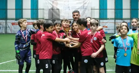 Çiftlikköy'de Cumhuriyet Kupası Heyecanı: U-11'de Şampiyon Belli Oldu