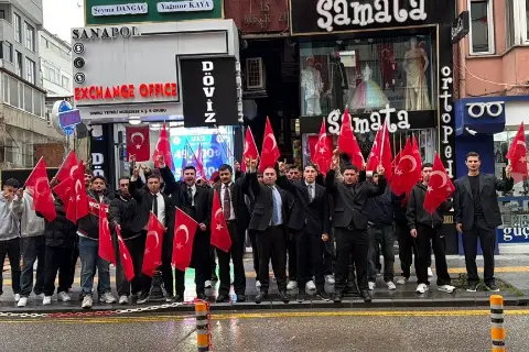 Yalova’da ülkücü gençler Türk Bayrakları ile yürüdü