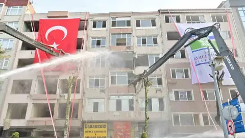 Bahçelievler’de kentsel dönüşüm kapsamında 6 bininci binanın yıkımı gerçekleştirildi