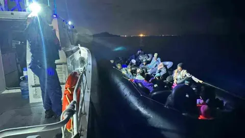 İzmir açıklarında 111 düzensiz göçmen yakalandı