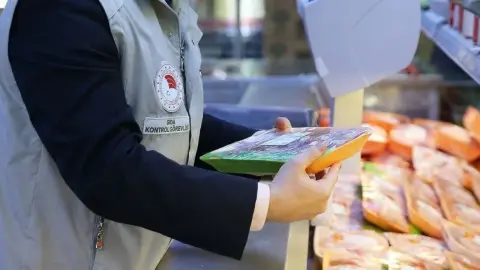 Komşu evindeki sucuktan domuz eti çıktı
