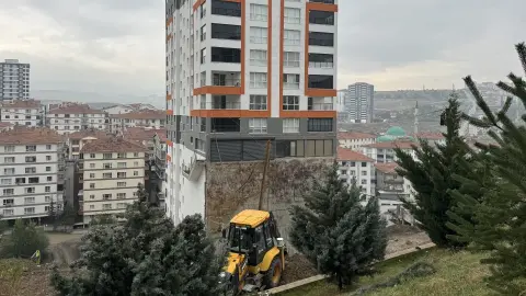 Ankara Mamak’ta istinat duvarı çöktü, bina temeli açığa çıktı