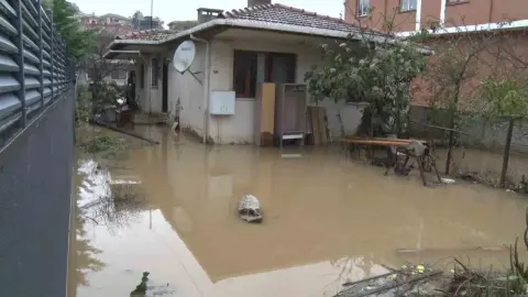 Şile’de evleri su bastı: 3 kardeş evde mahsur kaldı