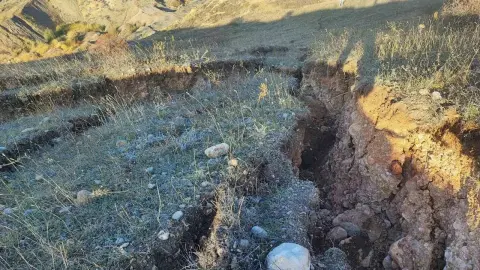 Yozgat’ta korkutan görüntü: Tarlada derin yarıklar ve çökmeler oluştu