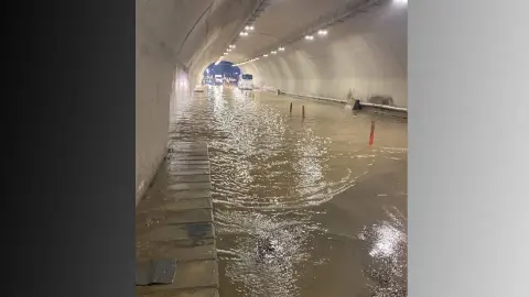 İstanbul'da sağanak su baskınlarına neden oldu