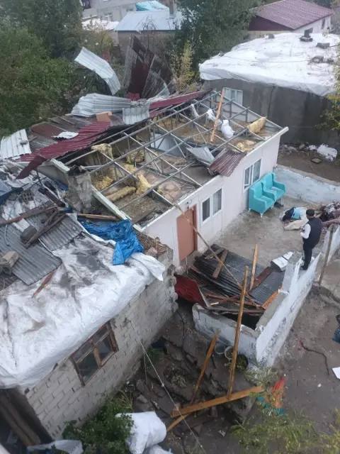 Van’da Hortum Ve Dolu Dehşeti çatılar Savruldu, Evlerde Hasar Oluştu