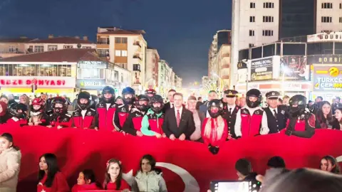 Sorgun’da 29 Ekim Coşkusu! Kaymakam Canpolat Vatandaşlarla Fener Alayında Yürüdü