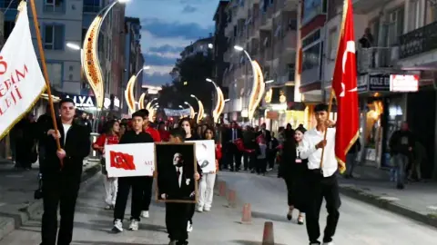 Sorgun’da 29 Ekim Coşkusu! Kaymakam Canpolat Vatandaşlarla Fener Alayında Yürüdü