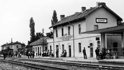 Yerköy Tren İstasyonu’nun 1940 Yılına Ait Fotoğrafı Geçmişe Götürdü