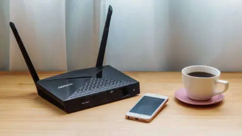 Wi-Fi Sinyalini Zayıflatan Eşyalar Belli Oldu! Modemin Yanına Koymamanız Gereken Cihazlar