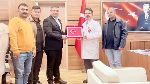 Yozgat Bozok Üniversitesi'nde Anlamlı Ziyaret! Şehit Aileleri ve Gazilerden Dekan Hıdır'a Türk Bayrağı Hediyesi