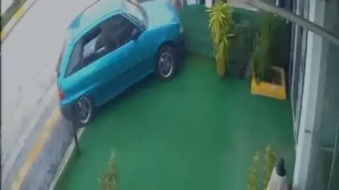Çorum'da fren yerine gaza basan sürücünün otomobili mağazaya girdi