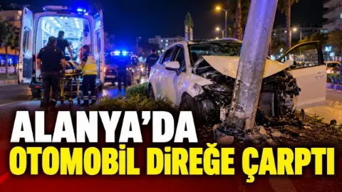 Alanya'da otomobil direğe çarptı! Sürücü kaçtı, D-400'de trafik kilitlendi
