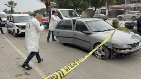 Aracının önü kesildi, saldırıya uğradı: Lastiklerini kesip, kaçtılar!