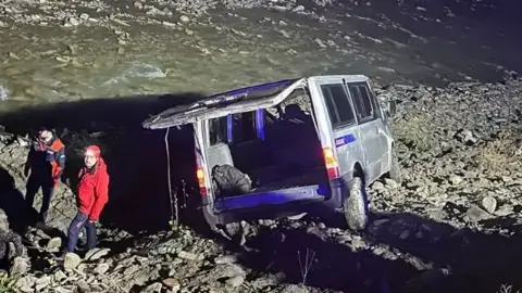 Hakkâri'de Göçmenleri Taşıyan Minibüs Dereye Uçtu: 20 Yaralı