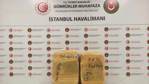 İstanbul Havalimanı’nda 25 kilo esrar ele geçirildi: 2 gözaltı