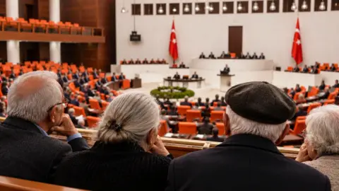Memur Emeklilerine 25 Bin 153 TL Seyyanen Zam Teklifi TBMM'de!