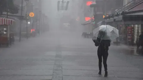 Bursa'ya Meteoroloji'den kuvvetli sağanak uyarısı! Salı günü için dikkat çeken açıklama