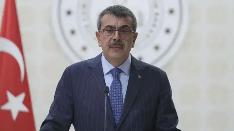 Yusuf Tekin istifa' pankartı! Tutuklanan iki öğrenci tahliye edildi