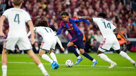 Barcelona ve Manchester City ilk mağlubiyetlerini yaşadığı haftada zirveye tutundu