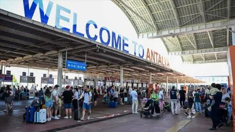 Ege ve Akdeniz’deki havalimanları yaz turizm sezonunda 41,6 milyon yolcu ağırladı