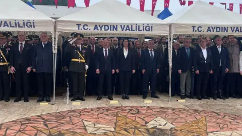 Cumhuriyet Coşkusu çelenk Töreniyle Başladı