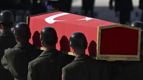 Aydın şehidine ağlıyor